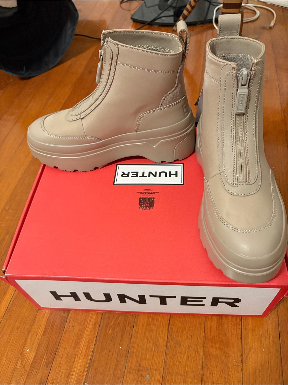 BNIB Hunter women’s alloy explorer ankle zip boot US 6